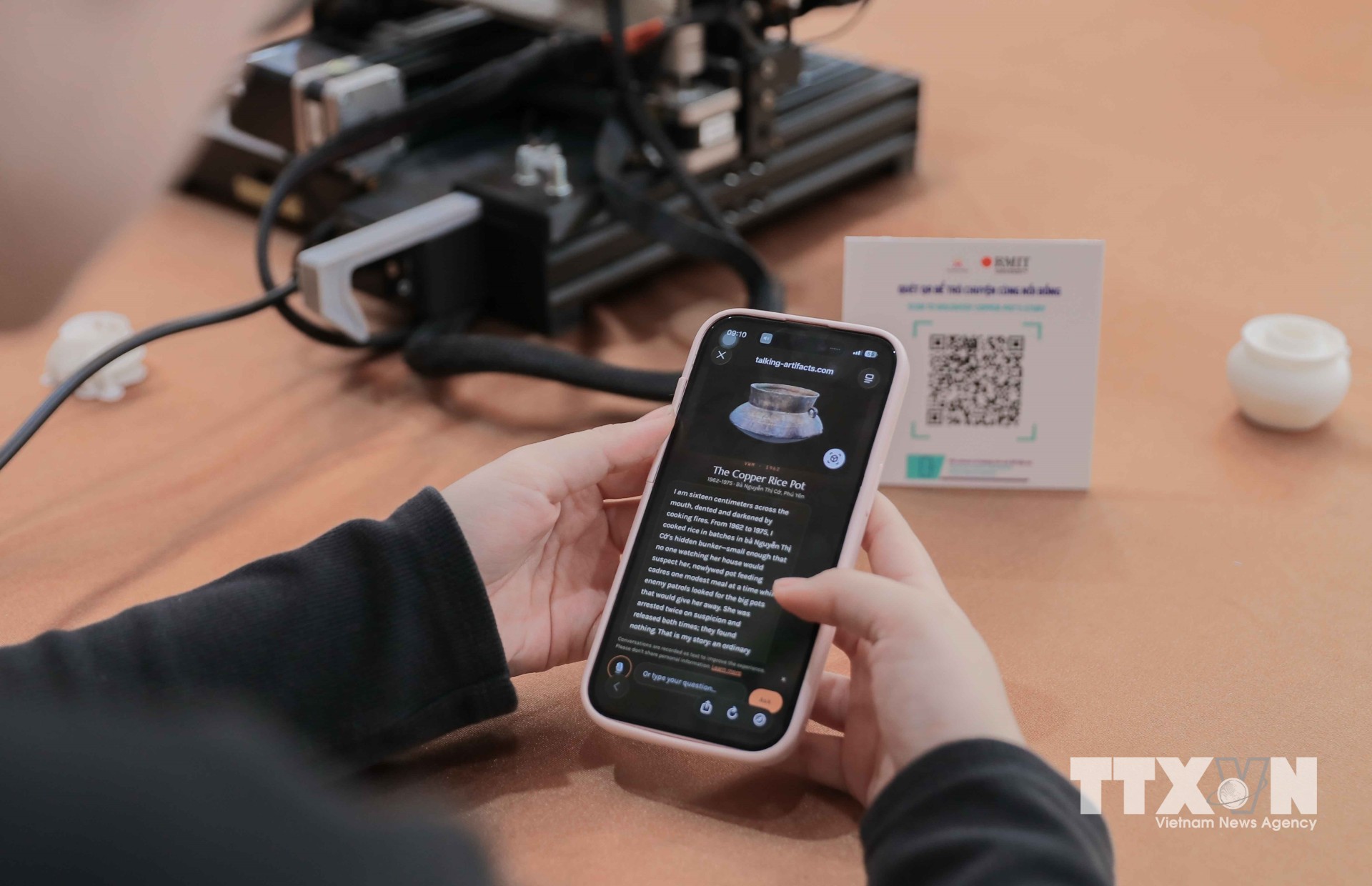 Chỉ với một thao tác quét mã QR, khách tham quan dễ dàng tiếp cận thông tin, tìm hiểu nguồn gốc, ý nghĩa và giá trị lịch sử của các hiện vật tại Bảo tàng Phụ nữ Việt Nam. (Ảnh: Phan Phương/TTXVN)
